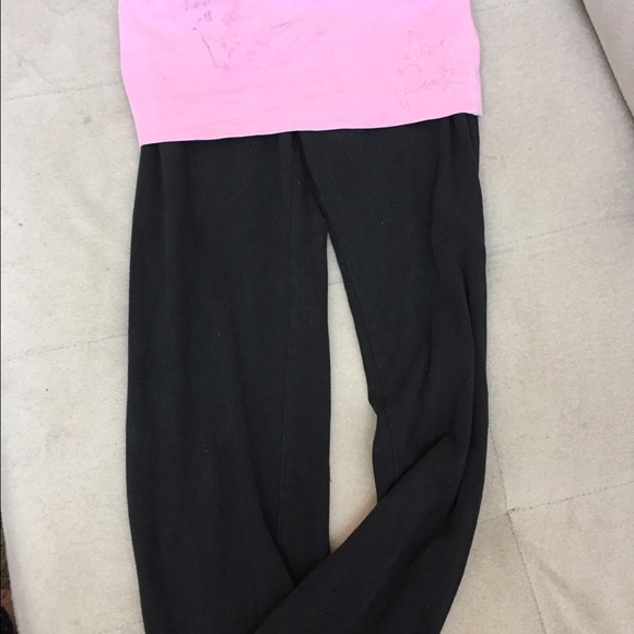 VS Pink leggings.