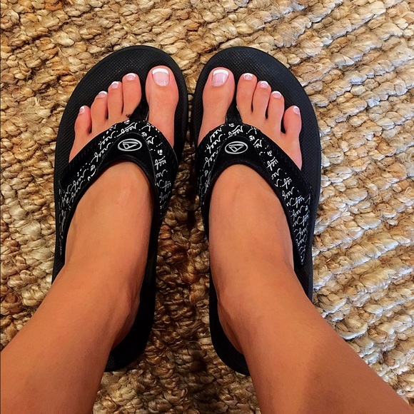 Black Fanning Reef flip flops!
