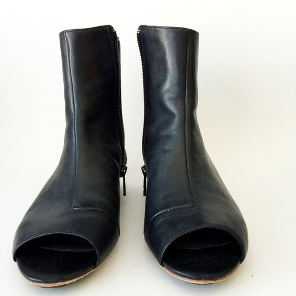 Open toes flat bootie