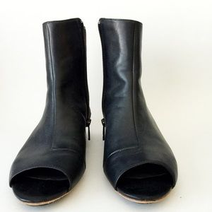 Open toes flat bootie