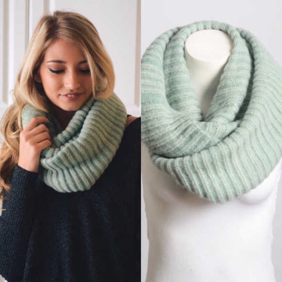 Accessories - 🎄1 HR SALE🎄 Ribbed Knit Infinity Scarf
