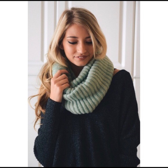 🎄1 HR SALE🎄 Ribbed Knit Infinity Scarf - Picture 3 of 3