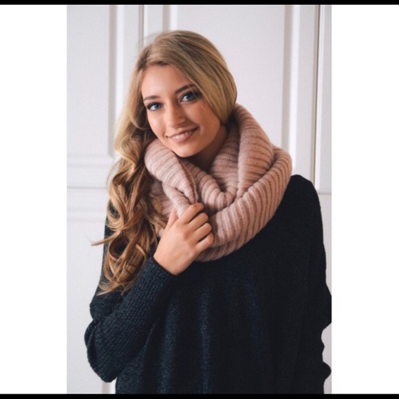 🎄1 HR SALE🎄 Ribbed Knit Infinity Scarf - Picture 3 of 3