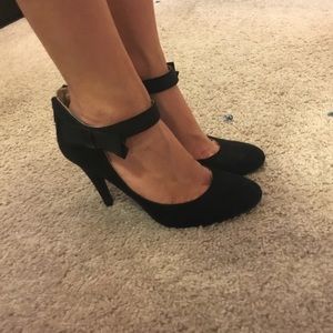 Black Suede nine west pumps