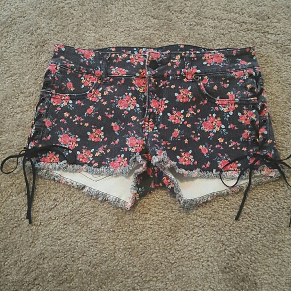 Floral shorts w/ Lace up detail