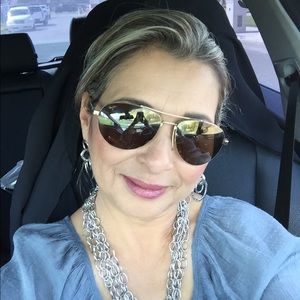 Meet your Posher, Eladia