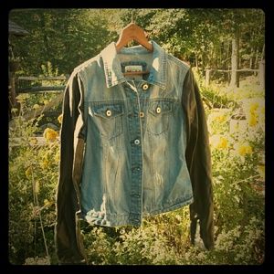 Trendy jean jacket with black leather sleeves