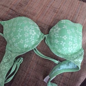 32B VS push up bra