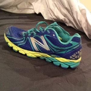 New balance tennis shoes