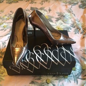 Metallic Sam and Libby pumps size 6.5