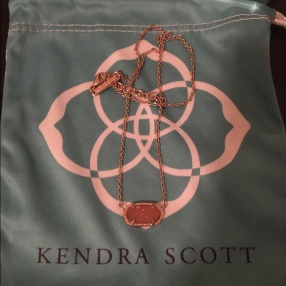 The Elisa Kendra Scott necklace.