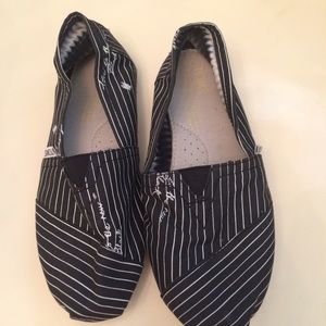 Toms "love is the new black" size 6 shoe