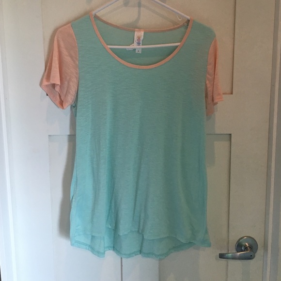 Gently used Lularoe classic tee. Size small