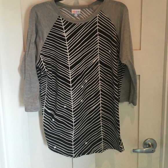 Lularoe randy tee size large.