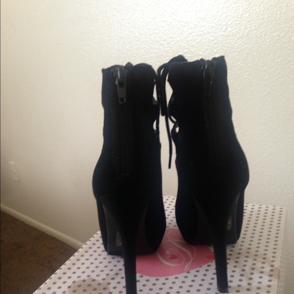 High Heels - Picture 4 of 4