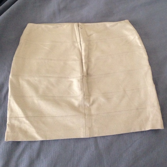 Express gold shimmer skirt- size 8 - Picture 2 of 3