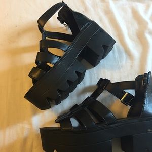 ✨ Black Gladiator platform sandals ✨