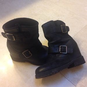 Hidden wedge boots