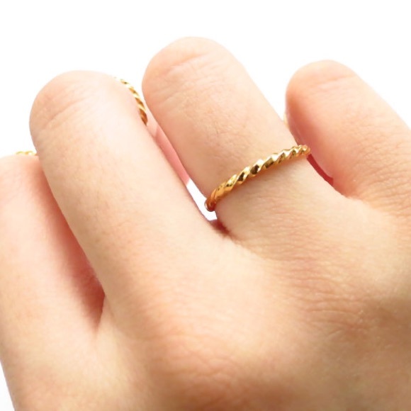 Elliot Francis Jewelry - Hold NWOT Twisted gold ring/midi ring comes in a pouch