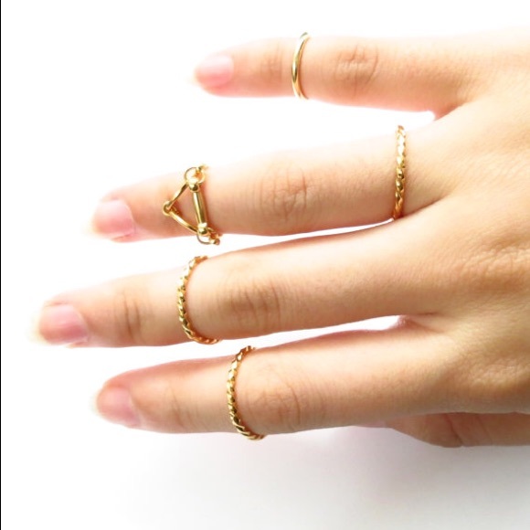 Hold NWOT Twisted gold ring/midi ring comes in a pouch - Picture 3 of 3