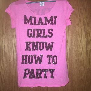 "Miami girls know how to party" VS Pink shirt