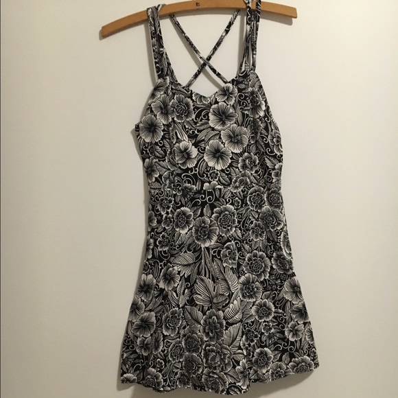 Classy sun dress, criss-crossed straps 👀👀