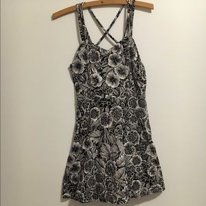 Classy sun dress, criss-crossed straps 👀👀