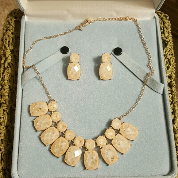 avon Two piece necklace set