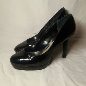 Classy black closed toe pumps size 9