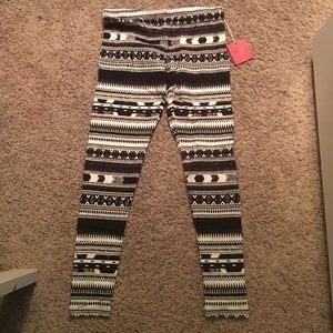 LAST CHANCE Black and white leggings