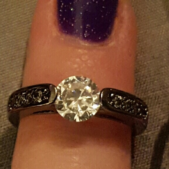 👄FINAL MARK DOWN  👄Beautiful ring