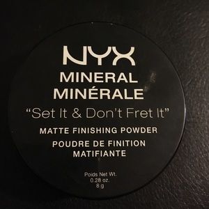 NYX set it don't fret it mineral powder| Medium