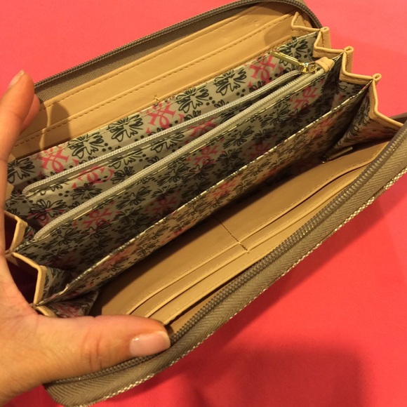 🎀 Guess Wallet 🎀 - Picture 2 of 4