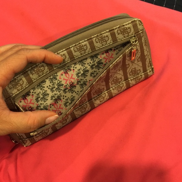 🎀 Guess Wallet 🎀 - Picture 3 of 4