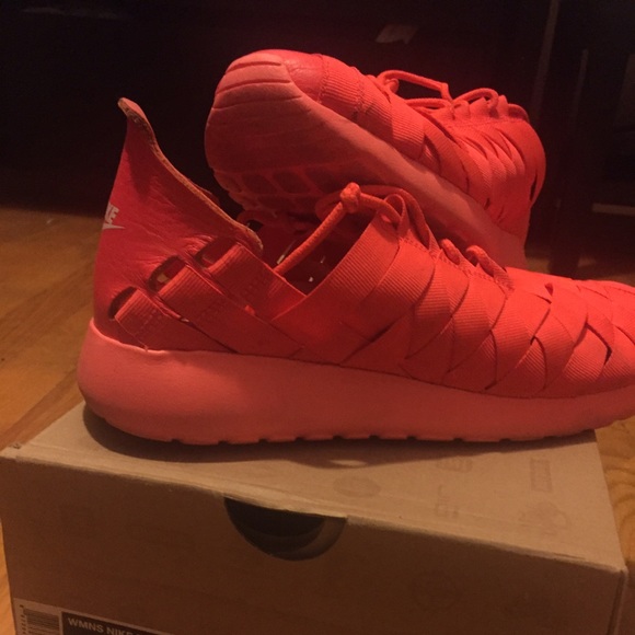NIKE ROSHE RUN WOVEN