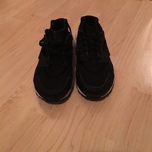 Hurraches black and white