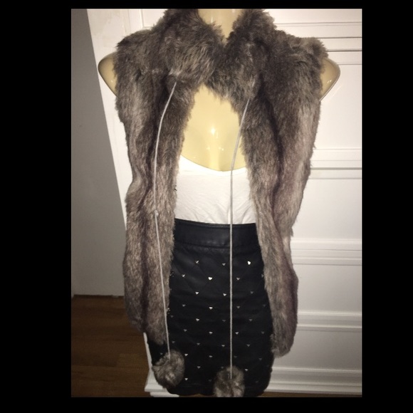 New without tags! Fur vest SOLD - Picture 2 of 2