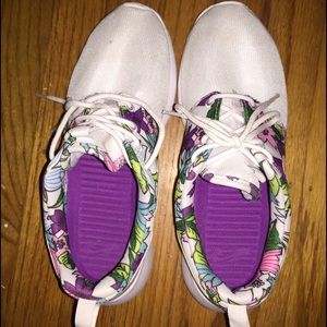 NIKE FLORAL ROSHE RUNS