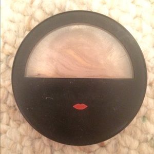 Laura Geller Balance-N-Brighten foundation