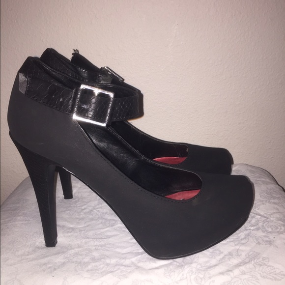 Black High Heels - Pin Up Style