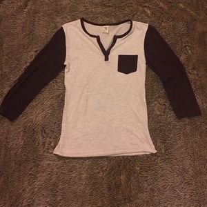 Zine V-Neck Size Small