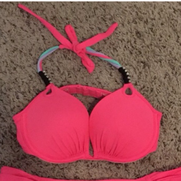 Victoria's Secret gorgeous bikini pushup bombshell - Picture 4 of 5