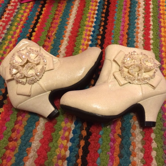 Gorgeous shimmery off-white heeled boots ✨💖💖✨