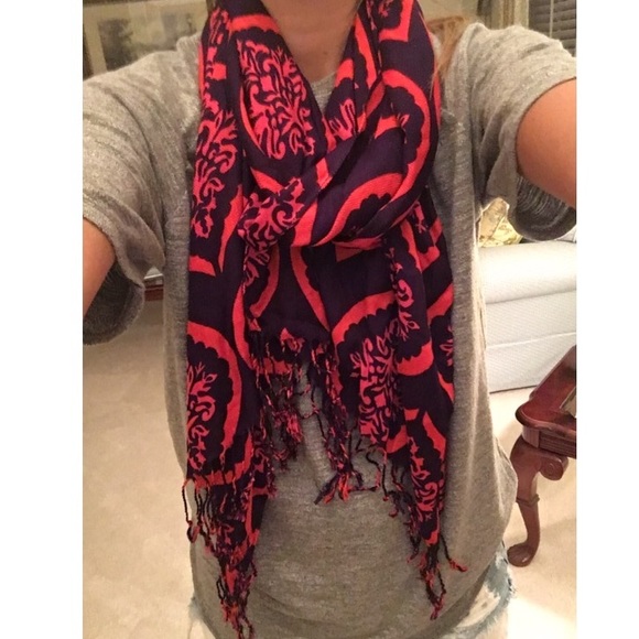 Red/pink/purple design scarf