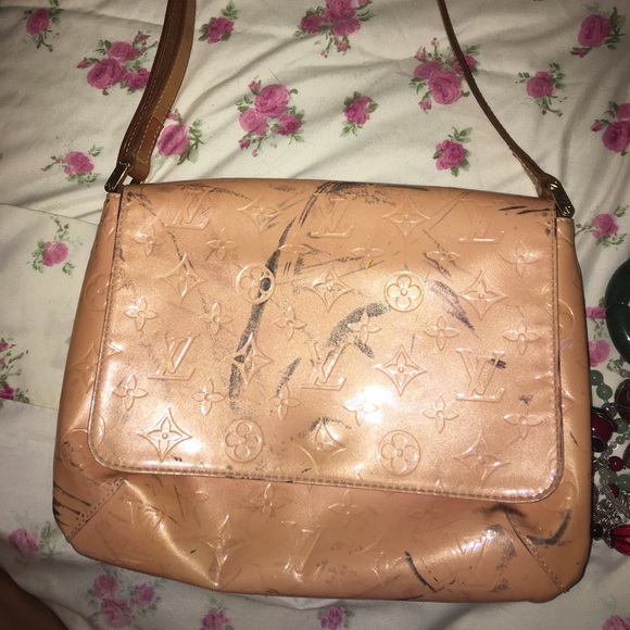 Louis Vuitton *AUTHENTIC* purse.