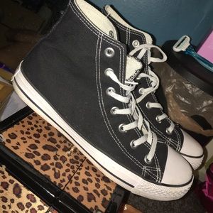 Women's converse size 8.5/ Men's size 7.