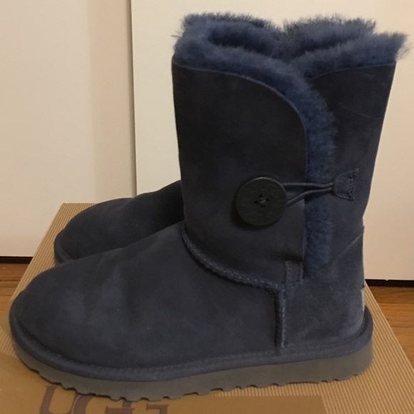 UGG Bailey Button - Picture 2 of 4