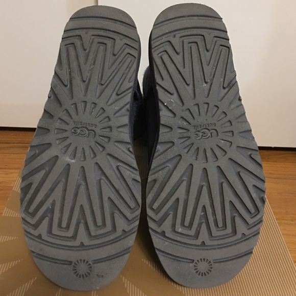 UGG Bailey Button - Picture 4 of 4