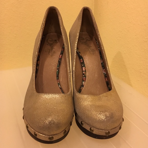 💥SALE💥 Pinup chic metallic gold heels - Picture 2 of 7