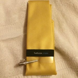 Van Heusen gold tie
